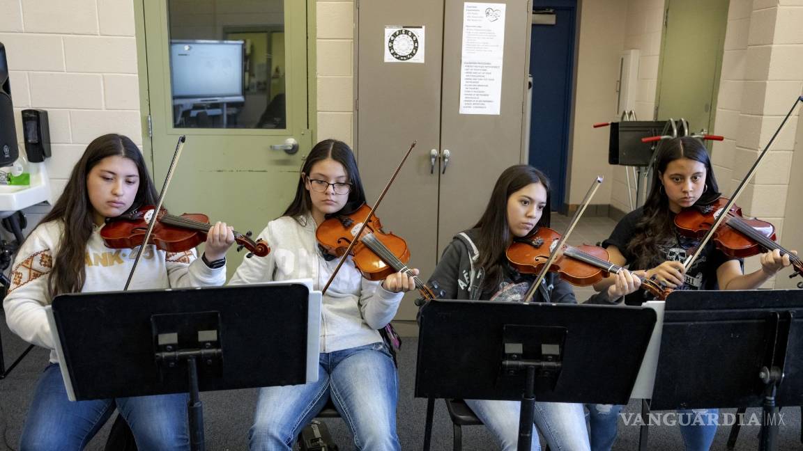 $!Estudiantes durante los ensayos de mariachi en Questa High School en el pueblo de Questa, Nuevo México.