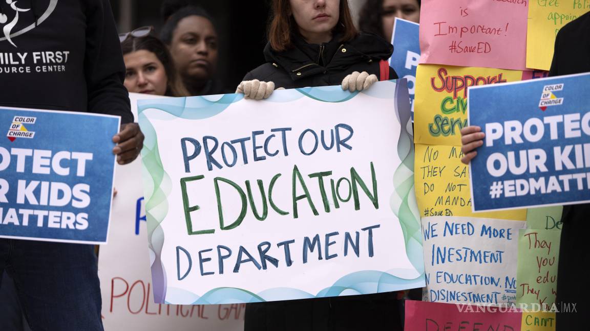 $!Manifestantes se congregan durante una protesta frente a la sede del Departamento de Educación en Washington.