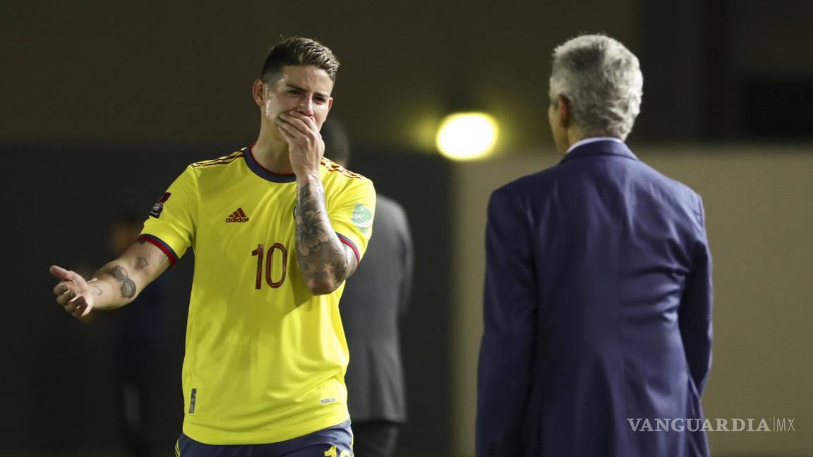 $!James Rodríguez de Colombia habla con el director técnico José Pekerman.