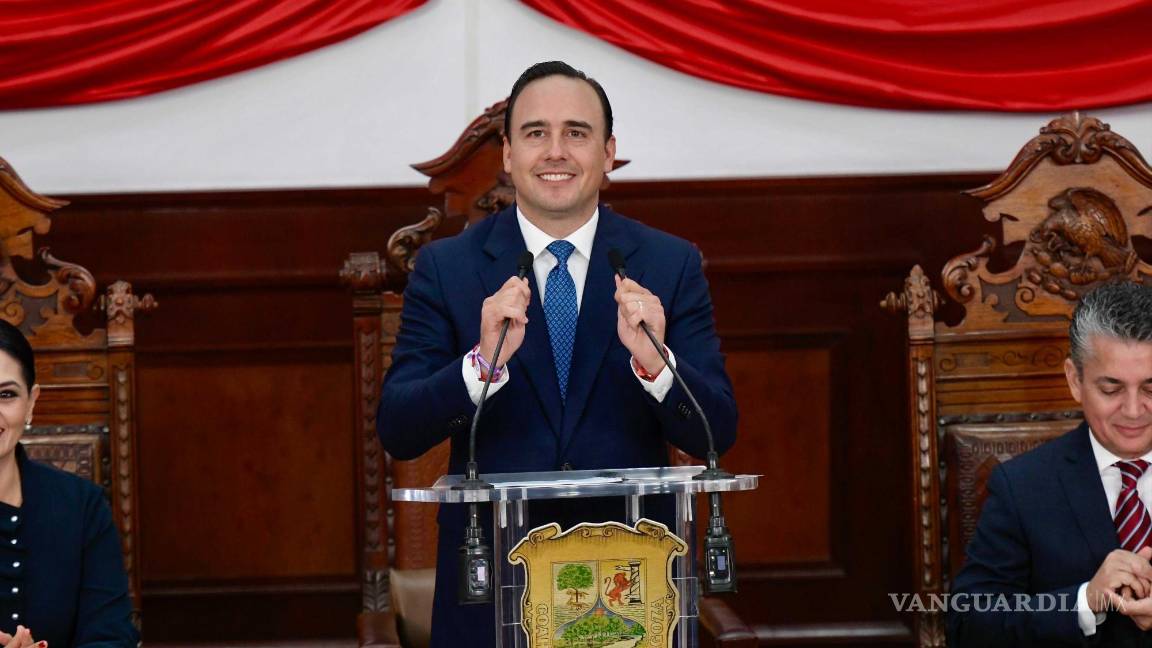 $!Manolo Jiménez Salinas al frente del Congreso durante su primer informe, subrayando la importancia de la unidad y el trabajo conjunto en su gestión.