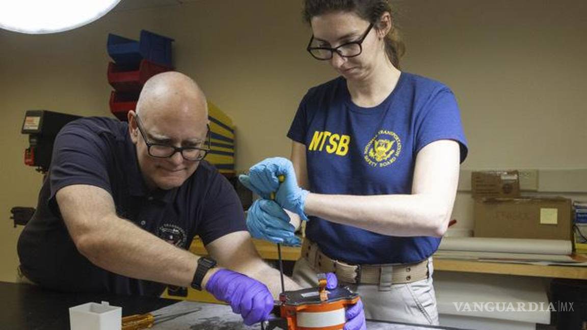$!Investigadores de la NTSB examinan las cajas negras” recuperadas tras un choque entre un avión de pasajeros de American Airlines y un helicóptero militar.