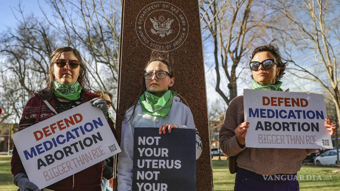 $!Tres miembros del grupo Marcha de Mujeres protestan en apoyo del acceso a medicamentos para el aborto frente al Tribunal Federal en Amarillo, Texas.