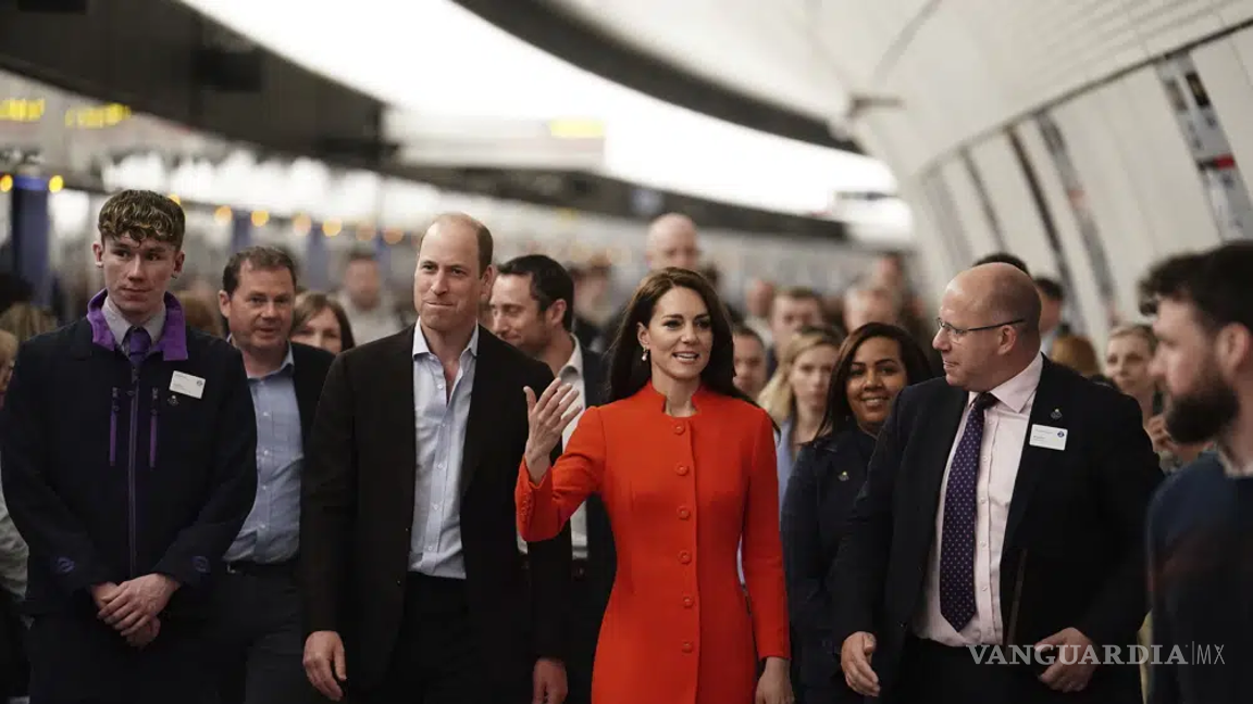 $!William y Kate ha tomado el metro en Londres para acudir a un pub, a días de la coronación de Carlos III.