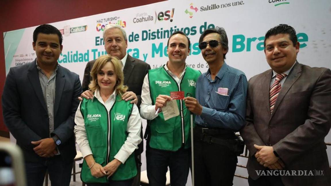 Promueven inclusión en restaurantes de Saltillo; entregan menús en Braille