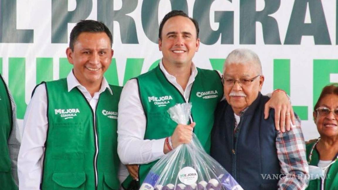 $!Ciudadanos reciben apoyos alimentarios en un evento encabezado por el gobernador.