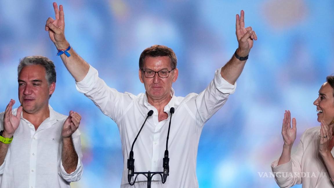 $!Alberto Núñez Feijóo, líder del Partido Popular, saluda a los simpatizantes en la sede de la formación conservadora en Madrid.