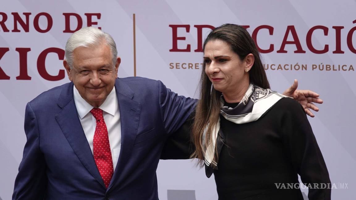 $!CIUDAD DE MÉXICO, 15AGOSTO2024.- Andrés Manuel López Obrador, presidente de México, y Ana Gabriela Guevara, directora de la CONADE, se saludaron durante el Abanderamiento de la Delegación Mexicana, realizada en el Patio Central de Palacio Nacional. FOTO: GRACIELA LÓPEZ /CUARTOSCURO.COM