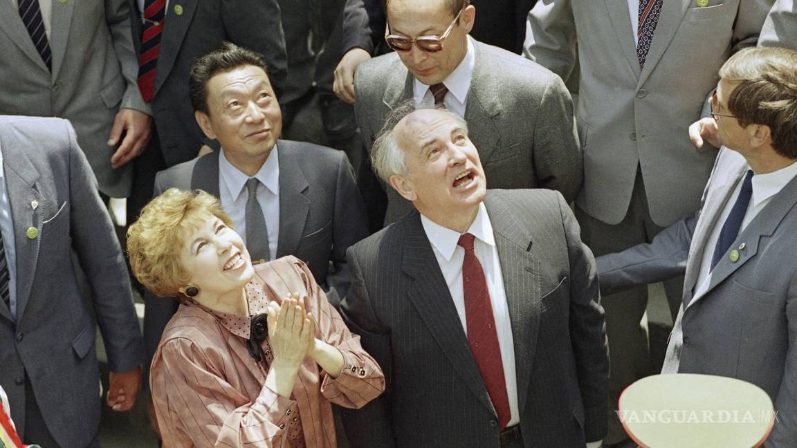 $!El líder soviético Mikhail Gorbachev y su esposa Raisa reaccionan mientras recorren la Gran Muralla China en Badaling, el 17 de mayo de 1989 en Beijing.