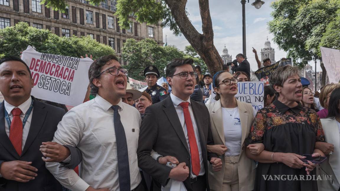 $!Trabajadores del poder judicial protestando el mes pasado contra la reforma judicial frente a la Suprema Corte de Justicia, en Ciudad de México.