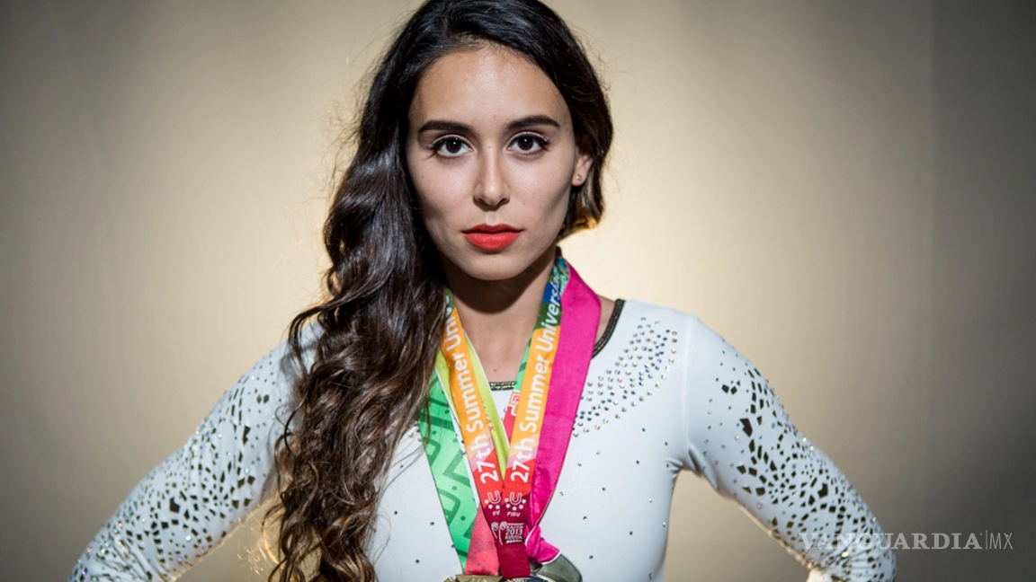 $!Tunden en redes a Elsa García, gimnasta de Nuevo León que tiró bandera mexicana al suelo en ceremonia de naturalización