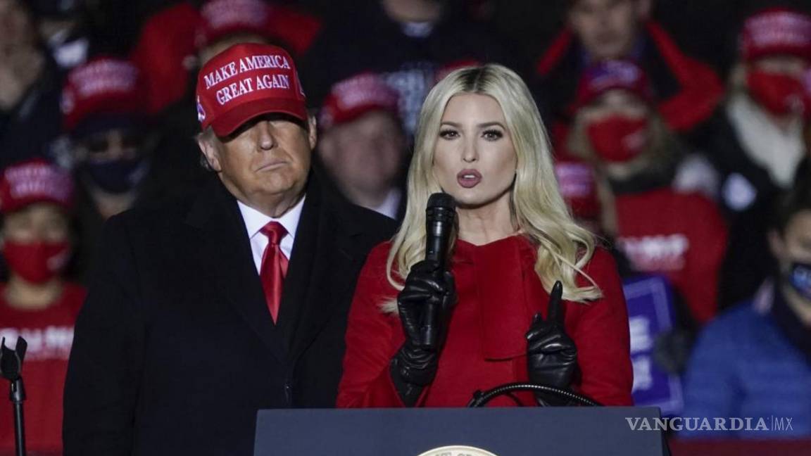 $!2/11/2020. El entonces presidente Donald Trump observa a su hija Ivanka Trump hablar en un evento en el Aeropuerto Regional de Kenosha en Kenosha, Wisconsin.