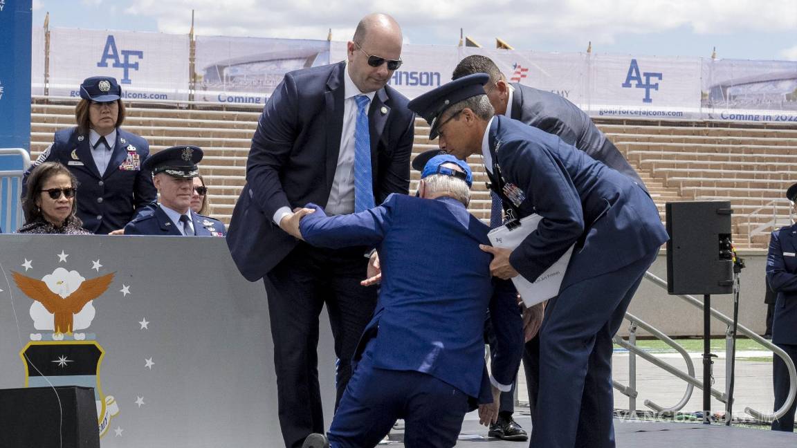 $!El presidente Joe Biden cae al escenario durante la ceremonia de graduación de la Academia de la Fuerza Aérea de los Estados Unidos de 2023 en el Falcon Stadium.