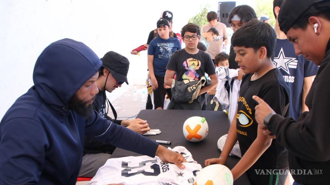 $!Terrance Williams firmó autógrafos y se tomó fotografías con jóvenes jugadores de Saltillo.