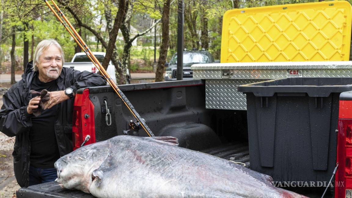 Hombre pesca bagre gigante de 59.4 kilogramos y rompe récord