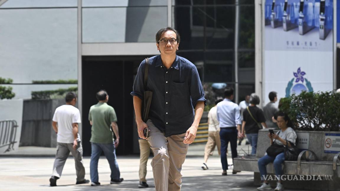 $!Chung Pui-kuen, ex editor jefe del medio de noticias pro democracia de Hong Kong, ahora cerrado, Stand News, llega al Tribunal de Distrito de Wanchai.