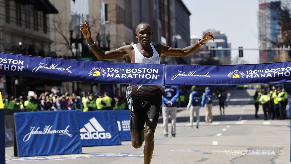 Kenianos dominan maratón de Boston