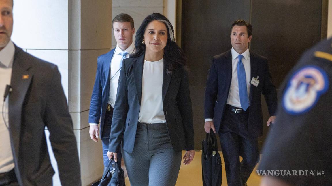 $!Tulsi Gabbard (centro), llega a una audiencia a puerta cerrada con senadores del Comité de Inteligencia de Inteligencia del Senado (SCIF) en el Capitolio