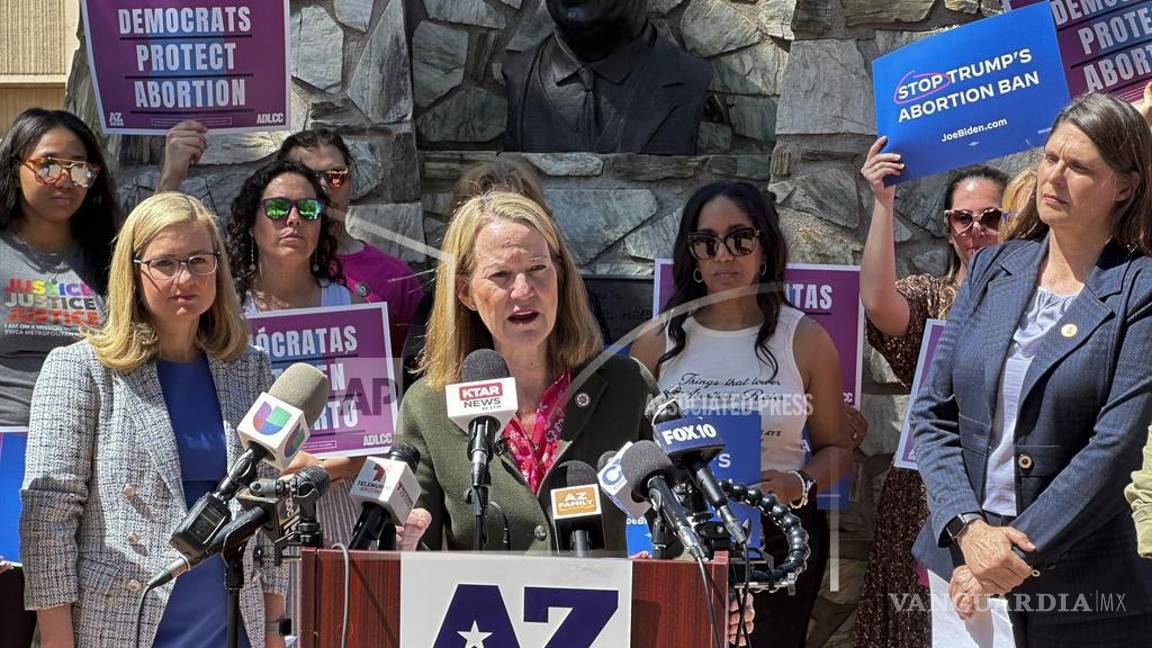 $!La fiscal general de Arizona, Kris Mayes, habla con los periodistas en el capitolio estatal en Phoenix.