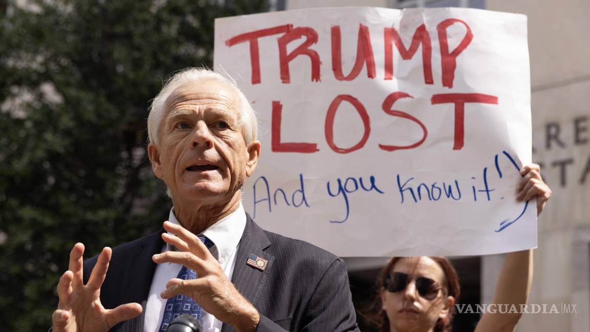 $!Peter Navarro, exasesor de Donald Trump, luego de una conferencia previa al juicio en su caso en el Tribunal de los Estados Unidos E. Barrett Prettyman.
