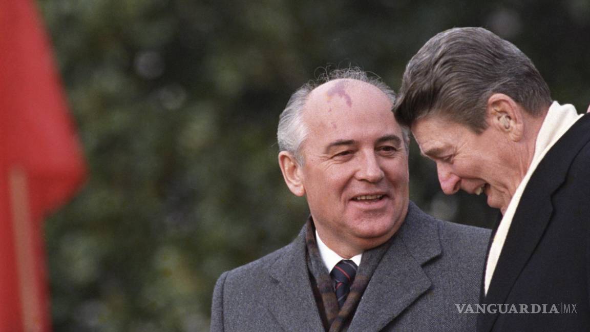 $!El presidente de Estados Unidos Ronald Reagan y el mandatario soviético Mijaíl Gorbachov en la Casa Blanca el martes 8 de diciembre de 1987, en Washington.