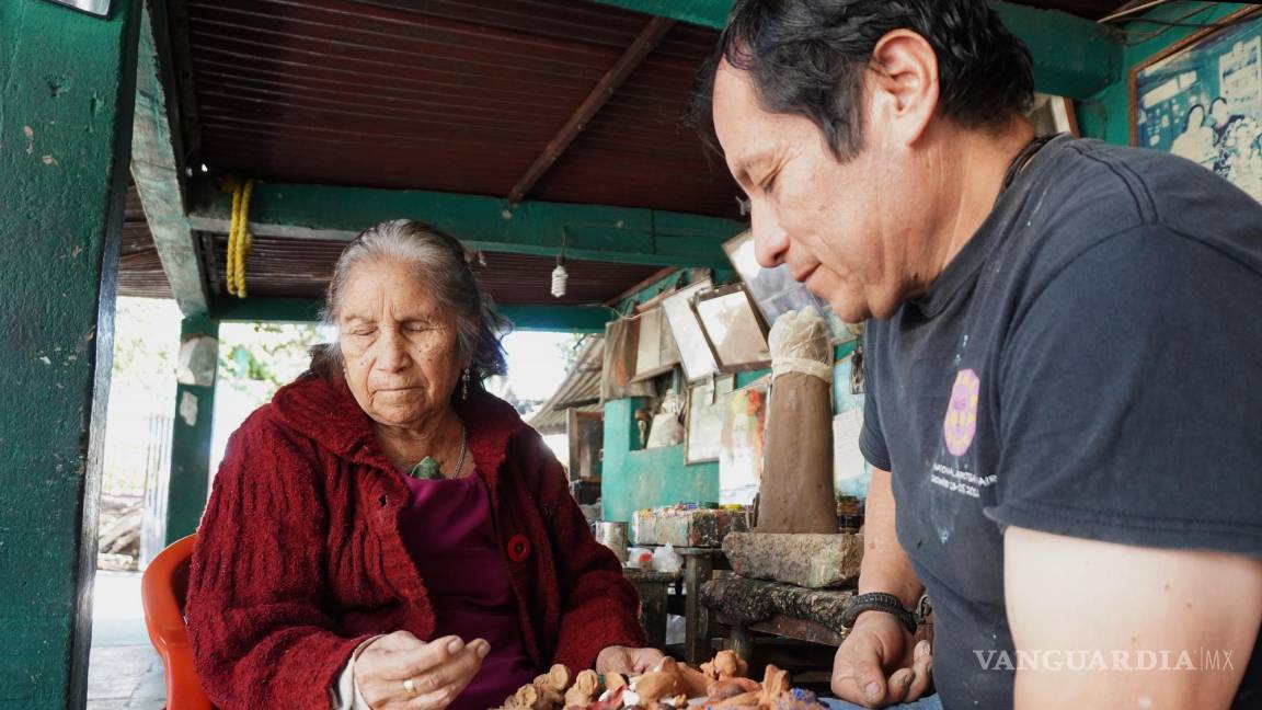 Sorprende artesana ciega de Oaxaca que crea diminutos y detallados nacimientos para Navidad en barro