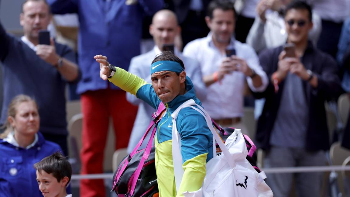 $!Rafael Nadal de España llega para jugar Jordan Thompson de Australia en su partido de primera ronda de hombres en Roland Garros en París, Francia.