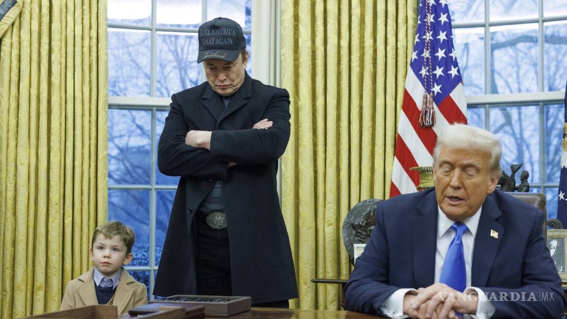 $!El presidente estadounidense, Donald Trump (d), junto a Elon Musk y su hijo en el despacho oval. Musk viajaba con una caja que contenía unas 20 pastillas.