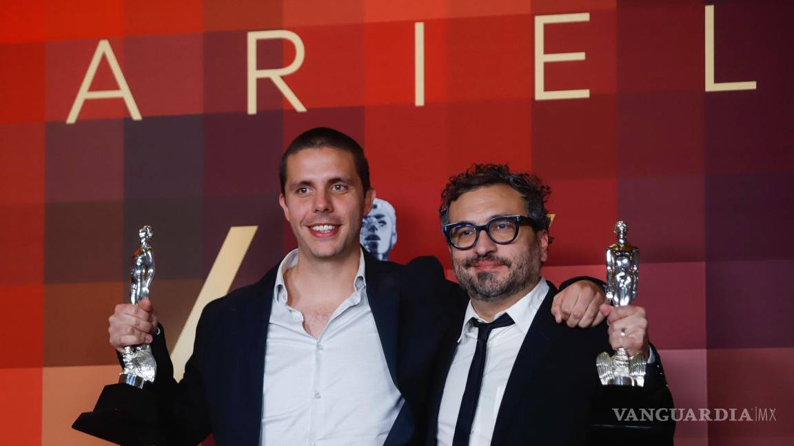 $!Los directores de cine David Gaytán (i) y Alonso Ruizpalacios (d) con su Ariel a mejor guión adaptado por Una película de policías.