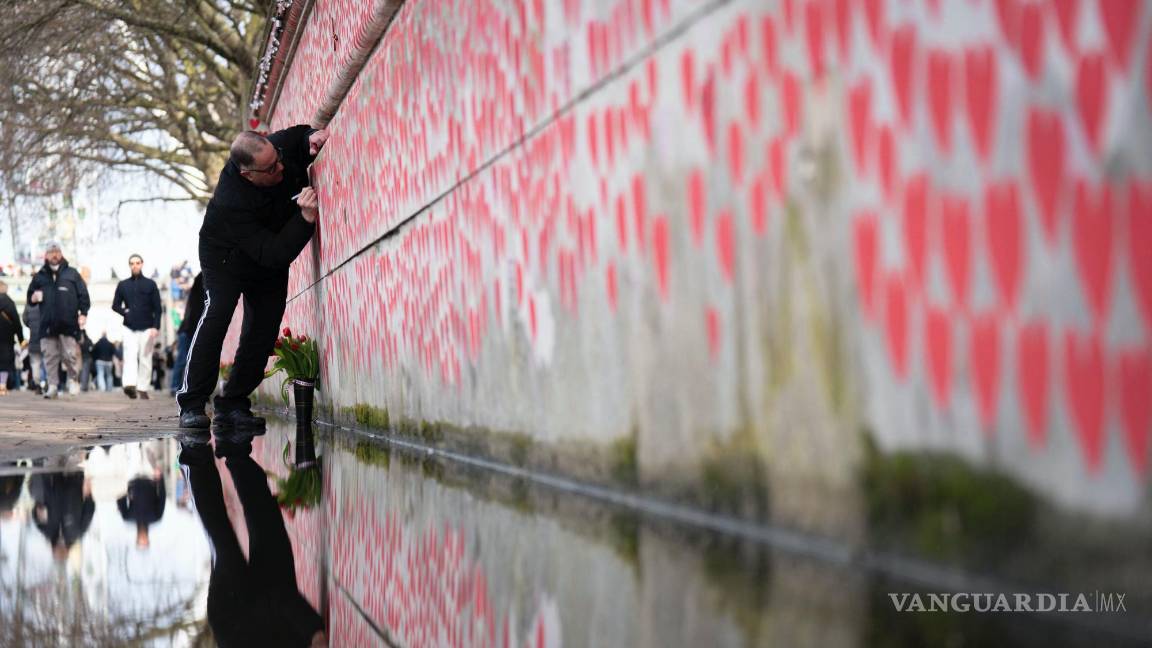 $!La gente escribe nombres en el Muro Conmemorativo de Covid en Westminster, Londres, el 3 de marzo de 2024, en honor a las víctimas de COVID-19.