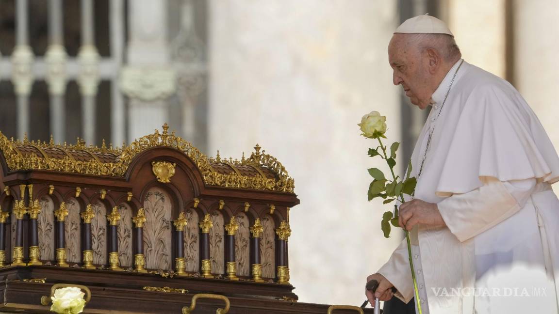 Tras cirugía, reportan estable y sin complicaciones al Papa Francisco