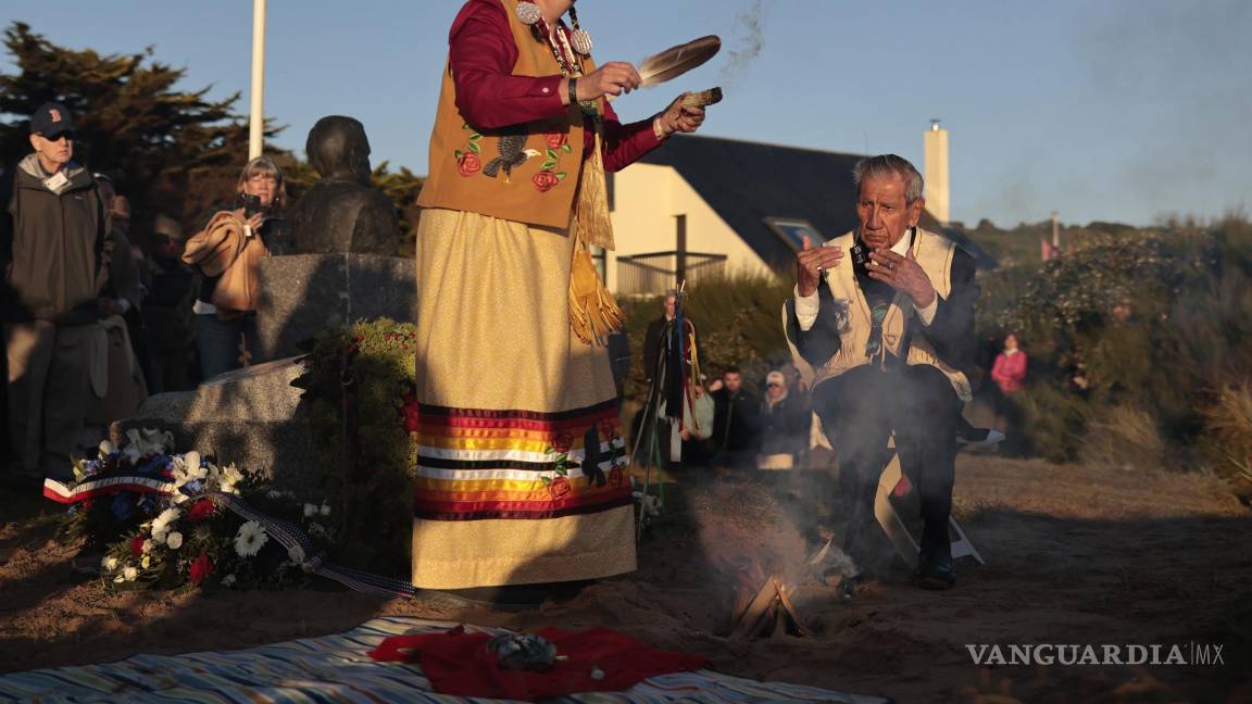 $!Charles Shay (d) y la veterana de la Guerra del Golfo, Julia Kelly, rinden homenaje durante laconmemoración del Día D del 78º aniversario el 6 de junio de 2022.