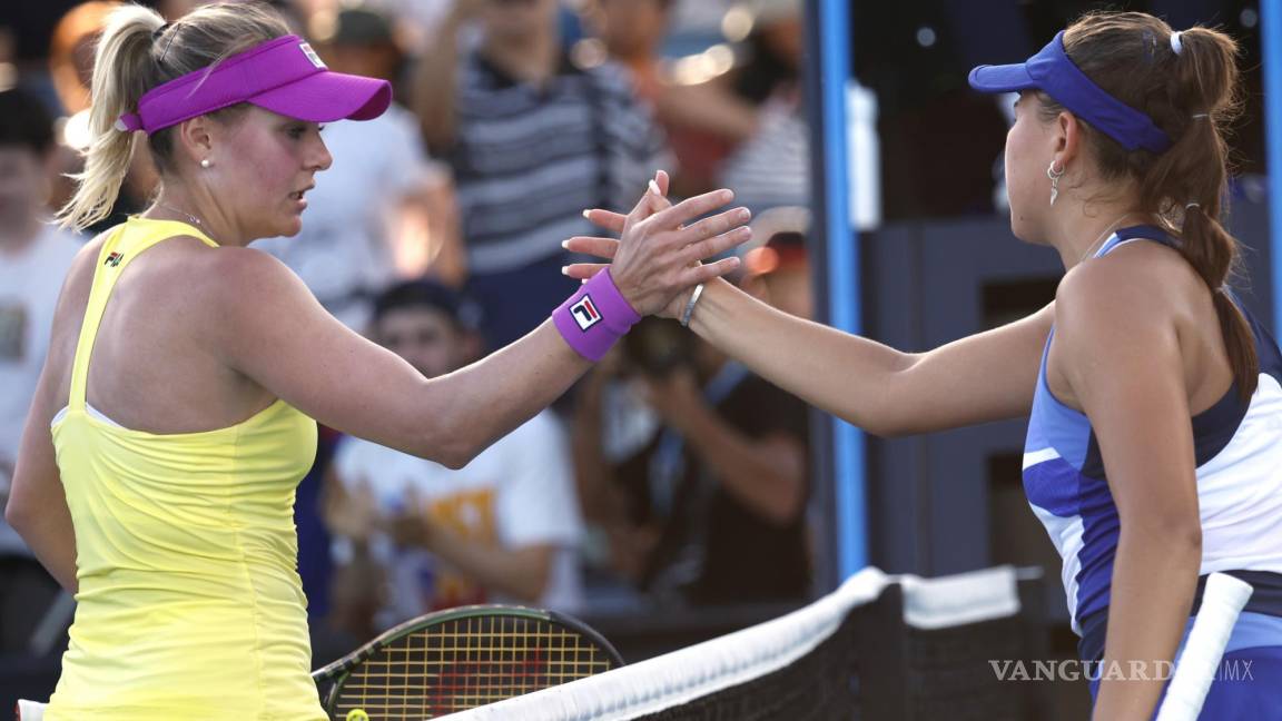 $!Kateryna Baindl, (i), de Ucrania es felicitada por Kamilla Rakhimova de Rusia después de su partido de primera ronda en el Abierto de Australia en Melbourne.