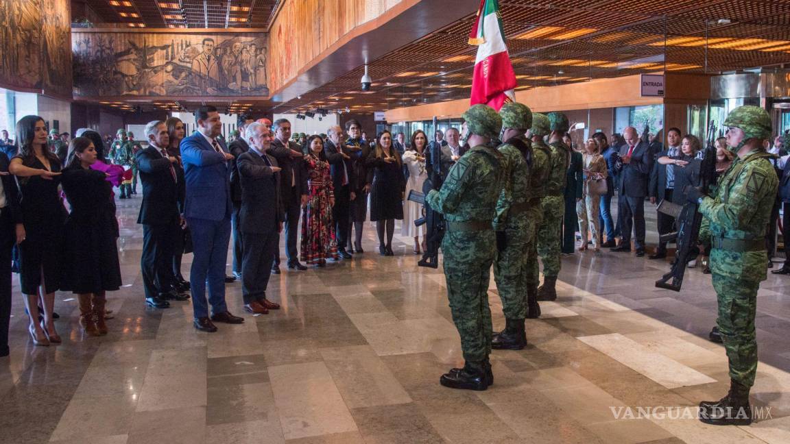 $!Santiago Creel y Alejandro Armenta llevan a cabo los honores a la bandera en el vestíbulo debido a que los integrantes de la escolta y banda de guerra de la Sedena iban armados.