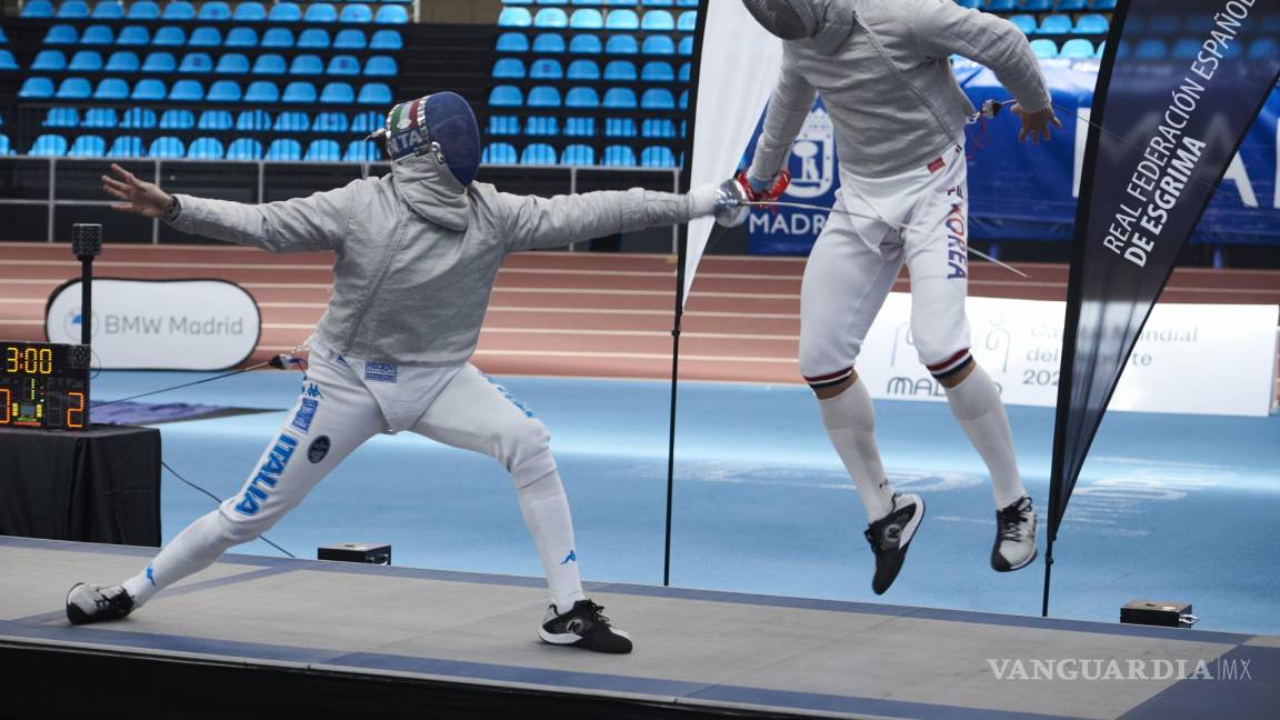 $!El esgrimista italiano Luca Curatoli (i) y el coreano Oh Sang-Uk en acción durante la final de la Copa del Mundo de Sable masculino en Madrid.