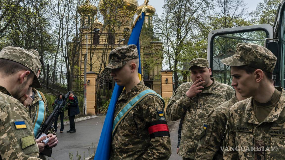$!Los cadetes de una academia militar local se preparan para servir como guardia de honor en el funeral de Mykola Zhezherun, un soldado ucraniano que murió.