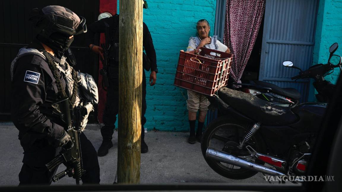 $!La policía municipal conversa con una residente mientras patrulla su vecindario en Celaya, México, el miércoles 28 de febrero de 2024.