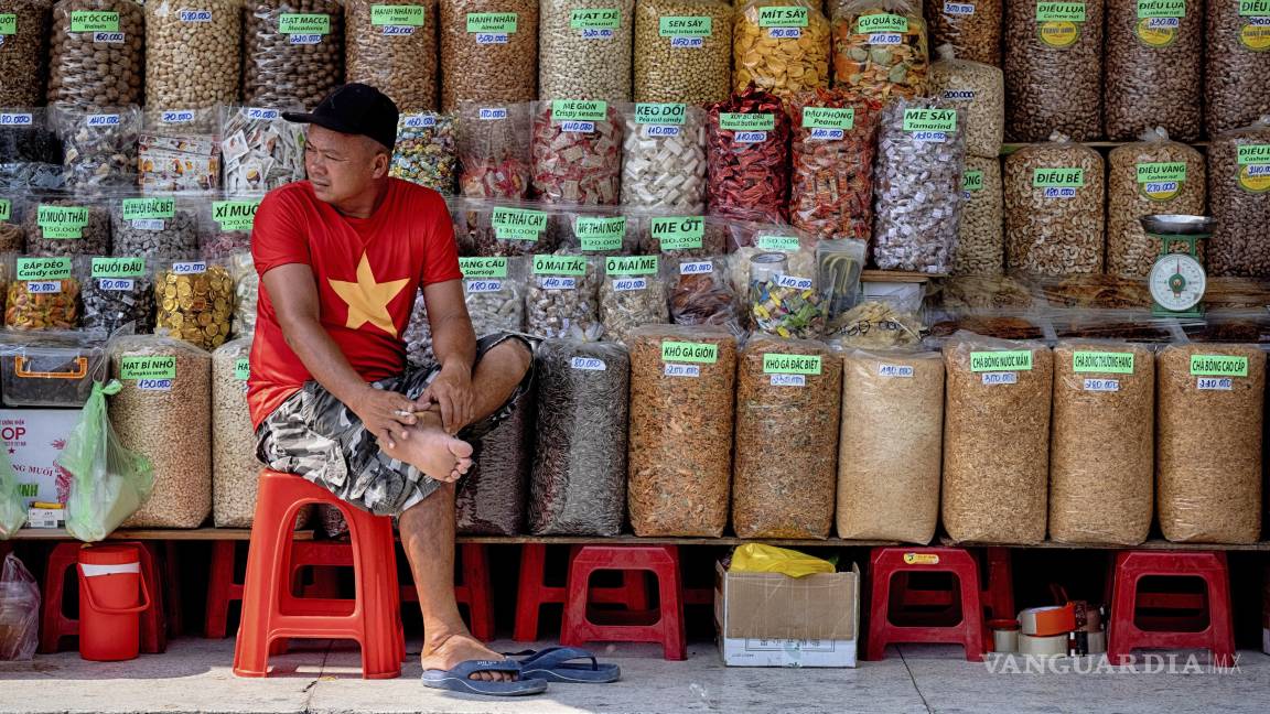 $!Un vendedor espera a que los clientes en el mercado de Cholon en Ciudad Ho Chi Minh, Vietnam. “La guerra terminó hace mucho tiempo”, dijo el hombre de 69 años