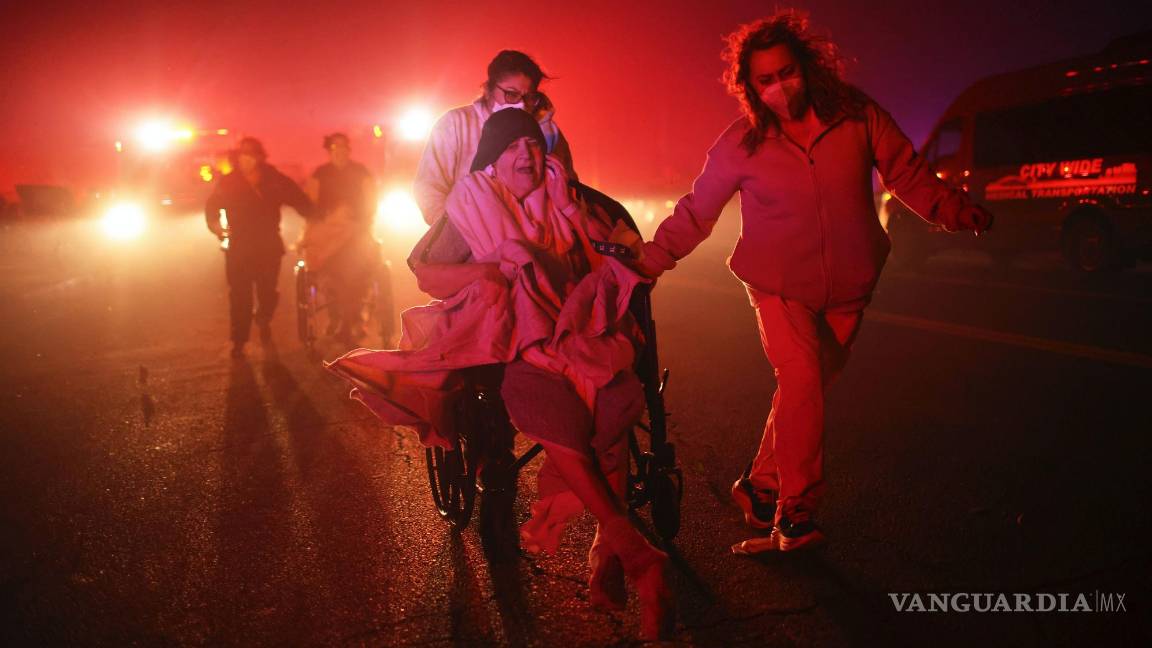 $!Los residentes de un centro para personas mayores son evacuados a medida que se acerca el incendio Eaton el martes 7 de enero de 2025 en Altadena, California.