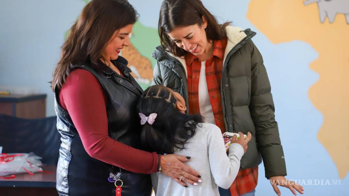 Convive Paola Rodríguez con niños de casa hogar en Torreón
