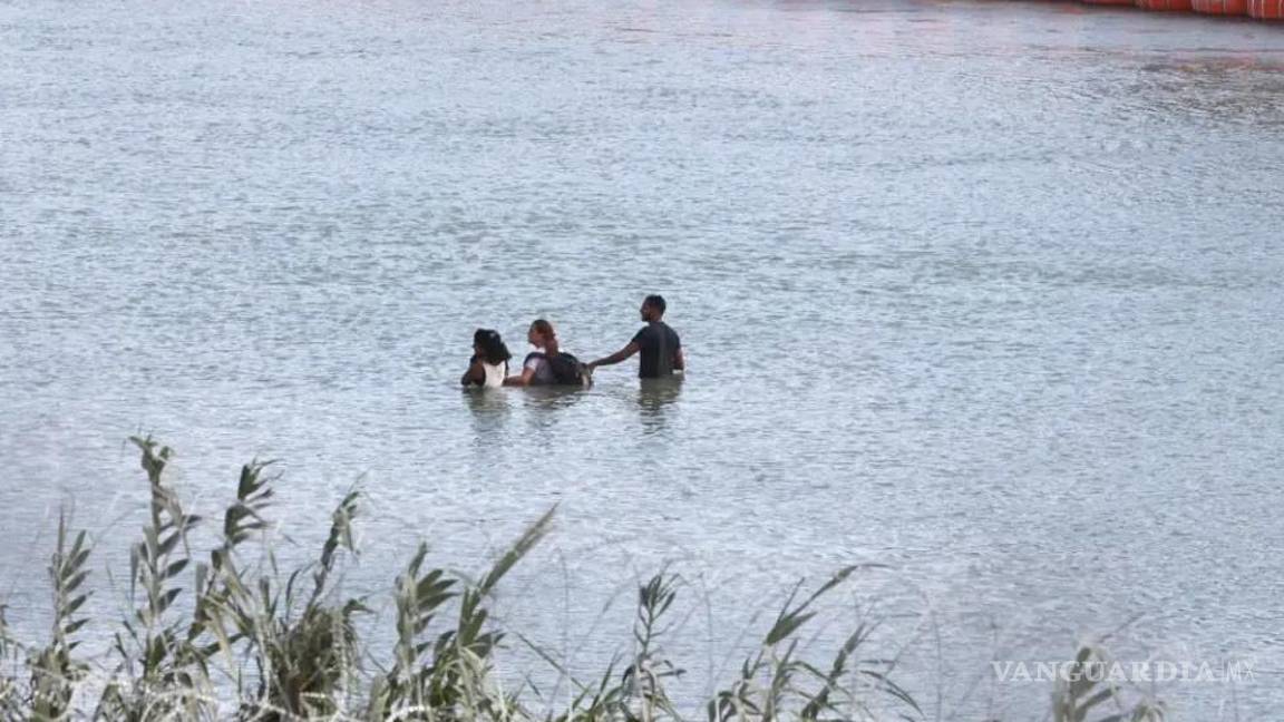 $!El Gobierno de Texas instaló una nueva línea de boyas parae disuadir del cruce de migrantes indocumentados de México a EU entre Piedras Negras y Eagle Pass.