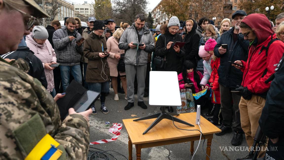 $!Ucranianos hacen fila para acceder a Internet desde una conexión Starlink en la plaza principal de Kherson, Urania.