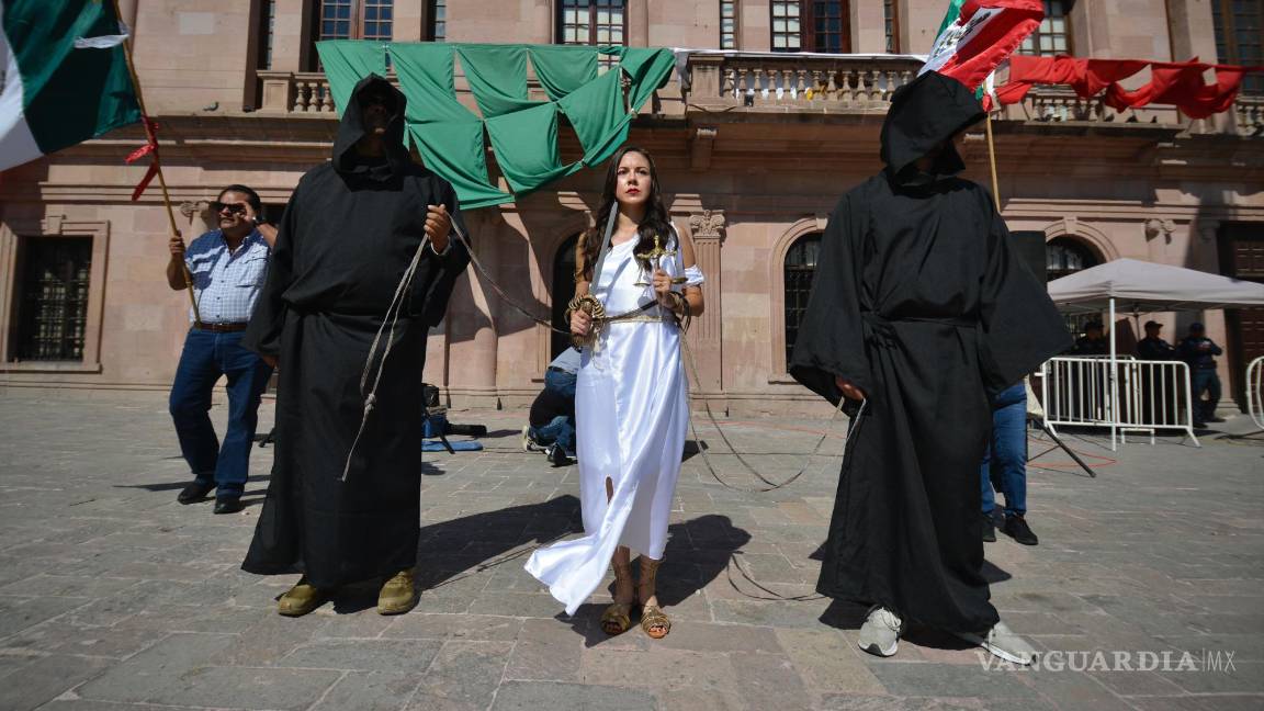$!El movimiento, que busca preservar los derechos laborales de los empleados del sector, contó con la participación de 150 manifestantes en Saltillo.