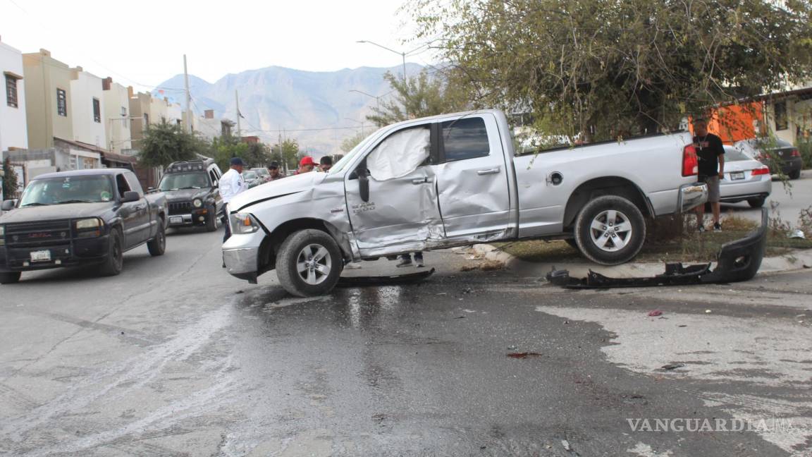 Tráiler embiste a una camioneta, en Saltillo