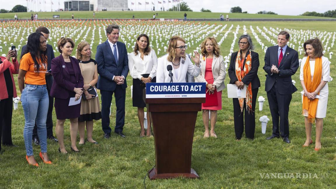 $!El ex representante de Arizona Gabby Giffords habla en el Monumento Nacional a la Violencia Armada en el National Mall en Washington DC.