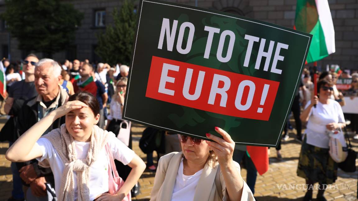 $!Personas protestan contra la adopción del euro frente al Banco Nacional en Sofía, Bulgaria.