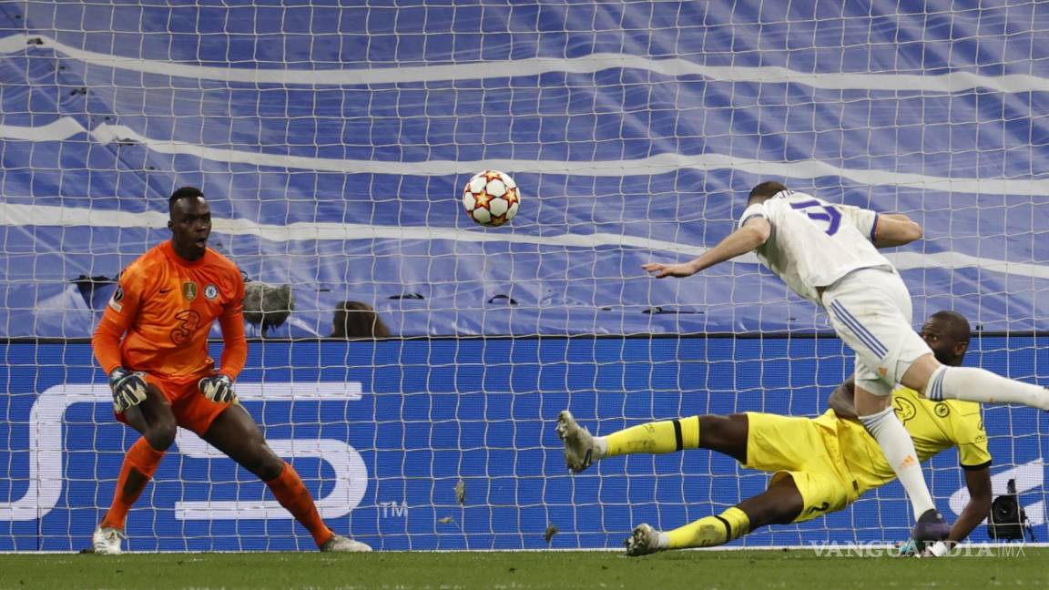 $!El delantero del Real Madrid Karim Benzemá (d, arriba) cabecea para marcar.