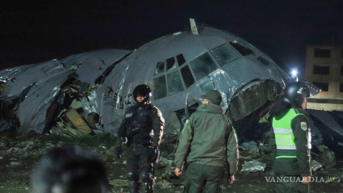 $!Integrantes de las Fuerzas Militares de Bolivia custodian un avión militar de carga accidentado este viernes, en El Alto (Bolivia). Al menos 15 personas murieron, seis resultaron heridas y 15 vehículos fueron afectados por el accidente que tuvo un avión militar de carga al intentar aterrizar en el aeropuerto internacional de El Alto, la segunda ciudad más poblada de Bolivia, informó la Dirección Nacional de Bomberos.