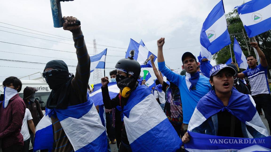 $!Estudiantes y activistas protestan afuera de la Universidad Centroamericana de Managua, Nicaragua, el 2 de agosto de 2018.
