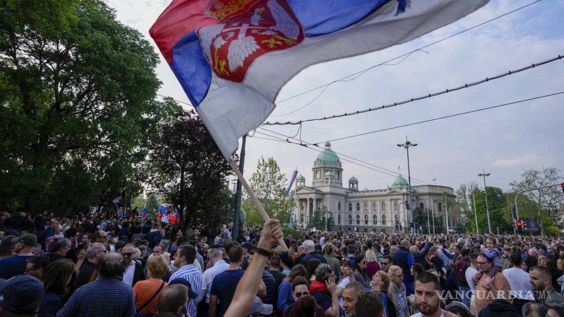 Miles protestan ante violencia en Serbia; cuestionan reacción del gobierno