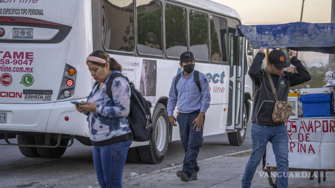 $!Los trabajadores salen de una planta de reciclaje de baterías en Monterrey, México, propiedad de Clarios, una empresa con sede en EE. UU.